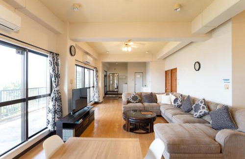 Kadena-cho Apartment | 島テラス高台から太平洋を眺める最高のロケーションハウス