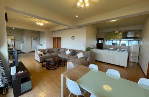 Kadena-cho Apartment | 島テラス高台から太平洋を眺める最高のロケーションハウス