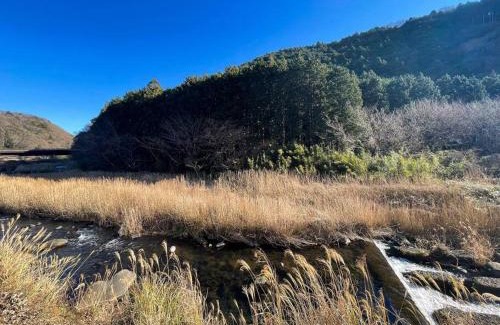 Hiekawa Apartment | 川の音を聴きながら非日常体験を-伊豆の川辺に佇む小さなアパート-一人旅歓迎