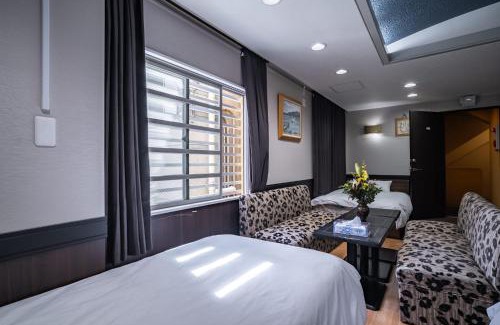 Dotonbori Apartment | 梟の宿 岛之内1号馆 步行300m至道顿堀!徒步5分钟日本桥站! 心斋桥8分钟 黑门市场15分种徒步圈内 !中央区古风民宅220平方5间房可住20人