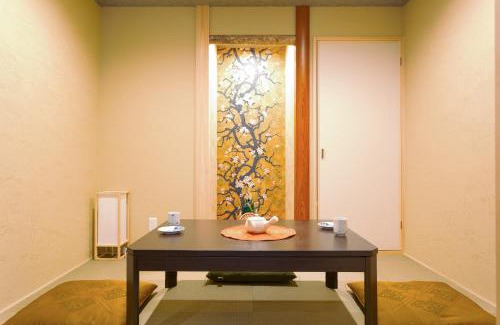 Shinsekai Apartment | 静響の宿 Silent Echo Inn