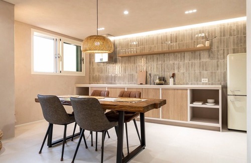 Andeok House | 앤스테이는 아시안 레스토랑 스누즈와 인접하여 食(식: 먹을 것)과 飮(음: 마실 것)을 오롯이 함께 즐길 수 있도록 구성한 宿泊 공간입니다.