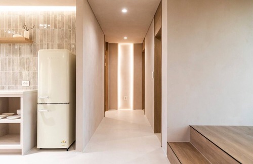 Andeok House | 앤스테이는 아시안 레스토랑 스누즈와 인접하여 食(식: 먹을 것)과 飮(음: 마실 것)을 오롯이 함께 즐길 수 있도록 구성한 宿泊 공간입니다.