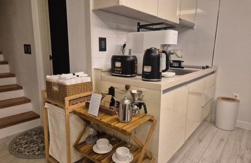 Andeok Apartment | 제주 웅장한 산방산뷰 사계2248 해무리동 감성숙소