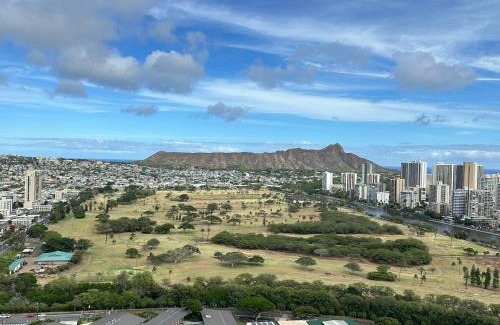 McCully - Moiliili Apartment | 01 FREE Parking 10 min beach 2br-Waikiki Ala Moana