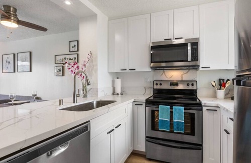 McCully - Moiliili Apartment | 01 FREE Parking/10 min beach/2br-Waikiki/Ala Moana