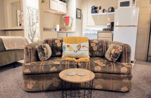 Mid America House | #02 - Unique Lakeside Studio Cottage- Pet Friendly