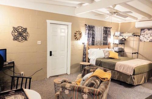 Mid America House | #02 - Unique Lakeside Studio Cottage- Pet Friendly