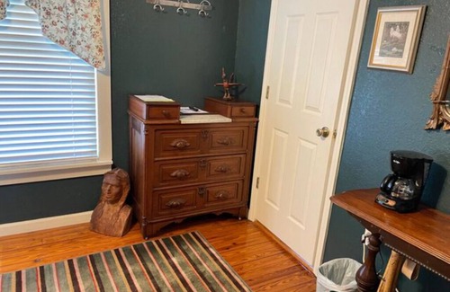 Inglis Apartment | 04) The Ocali Room w/queen bed