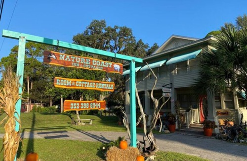 Inglis Apartment | 04) The Ocali Room w/queen bed