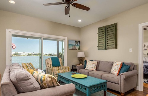 Royal Lagoons House | 071 Cocos Plumosas by ACP