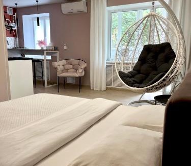 Chernihiv Apartment | 1 кімн квартира ТРоПіКі тихий центр, світло, тепло