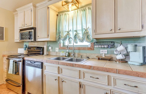 Medicine Park Cottage | 1/2 Mi to Lake Lawtonka: Mtn-view Haven!