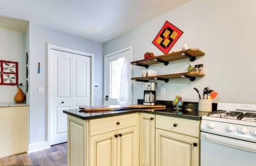 Murphy House | 1.2 miles to John C. Campbell Folk School/Cozy and private mountain get-away!