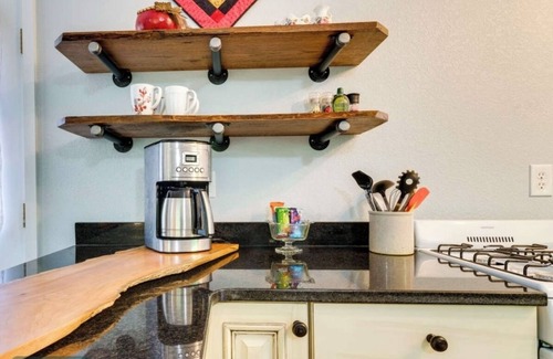 Murphy House | 1.2 miles to John C. Campbell Folk School/Cozy and private mountain get-away!