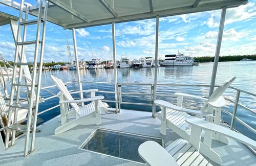 Tavernier Boat Rental | 1.5 Bedroom, 1 bath with back deck. Pet friendly with 2 Queen and 2 twin beds.