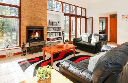 Thetford Cottage | 1 ALEUTIA GARDENS, family friendly, with hot tub in Thetford