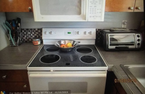 Dolphin Isles Condo | 1 B/R Condo - Prime Location & 1 Minute Walk To Ocean Beach, Restaurants & Bars