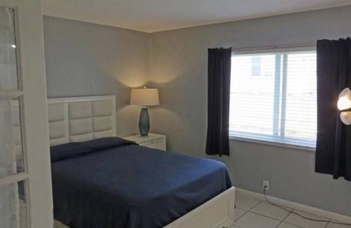 Dolphin Isles Condo | 1 B/R Condo - Prime Location & 1 Minute Walk To Ocean Beach, Restaurants & Bars