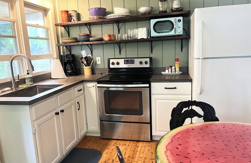 Union Pier Cottage | 1 bed/1 bath, 1.5 blocks to beach/town, dog friendly, screened prch, fenced yard