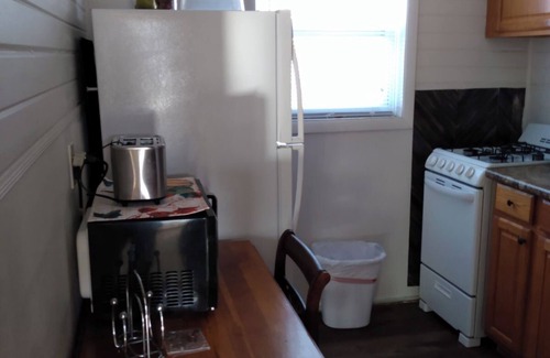 Beaverdale Apartment | 1 bed, 1 bath Central DM by VA Hospital North of Drake University No Stairs.