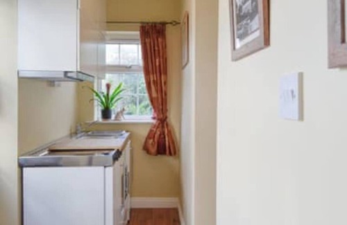 Gileston Cottage | 1-Bed Cottage on Coastal Pathway in South Wales