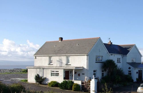 Gileston Cottage | 1-Bed Cottage on Coastal Pathway in South Wales