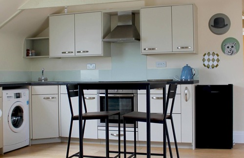 Caerleon Apartment | 1 Bed Loft - Sleeps 2 - Parking - Wifi