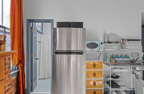 Olde Town Augusta Apartment | 1 bedroom, 1 bathroom suite in Downtown Augusta. The sleeping arrangements for this unit are a full size bed and a pull-out couch in the living room.