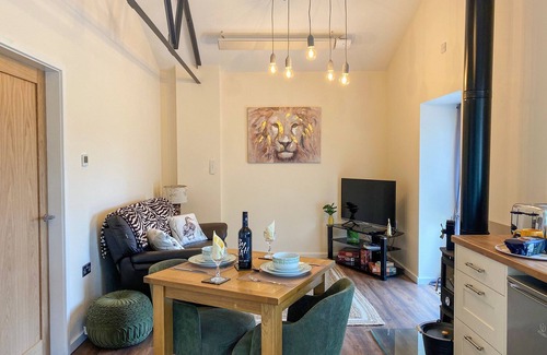 Stoke-on-Trent Cottage | 1 bedroom accommodation in Stockton Brook, near Leek