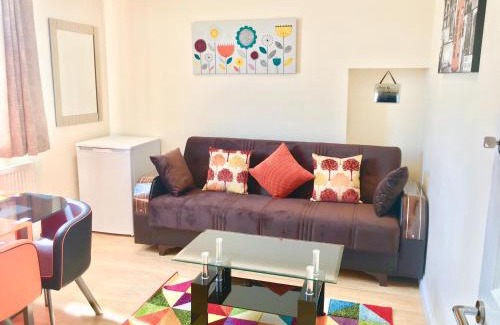 Cranbrook Apartment | 1 Bedroom Apartment, Reception ,Kitchenette, Private Bathroom