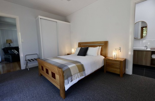 Burekup Bed & Breakfast | 1 Bedroom Lodge - Henty Lodge