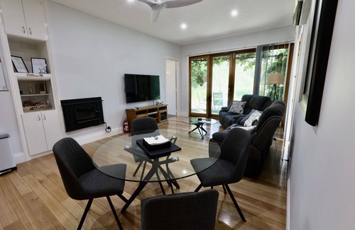 Burekup Bed & Breakfast | 1 Bedroom Lodge - Henty Lodge