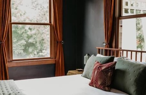 Nevada City Hotel | 1 bedroom Modern Victorian in heart of downtown