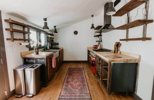 Nevada City Hotel | 1 bedroom Modern Victorian in heart of downtown