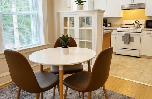 Skokie Apartment | 1-Bedroom Pad | Cozy + All-Set