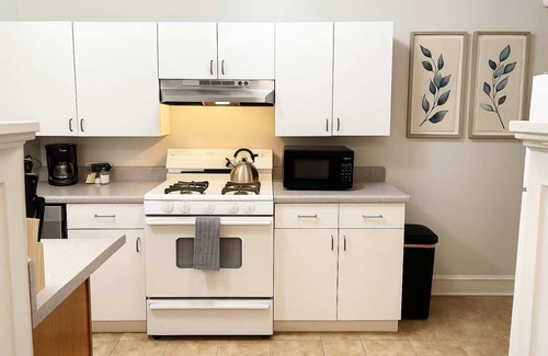 Skokie Apartment | 1-Bedroom Pad | Cozy + All-Set