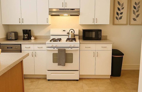Skokie Apartment | 1-Bedroom Pad | Cozy + All-Set