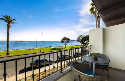 La Playa Hotel | 1-Bedroom Suite at a 4⭐️ Hotel