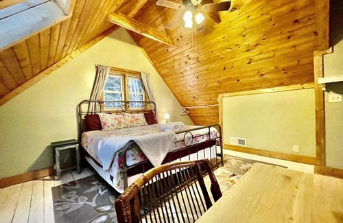 Vein Mountain House | 1 bedroom with a loft and hot tub cabin 45 minutes to Asheville