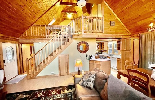 Vein Mountain House | 1 bedroom with a loft and hot tub cabin 45 minutes to Asheville