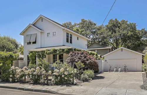 St. Helena House | 1 Block To St. Helena Main Street Shops, Restaurants! Avail Oct 13-18, 29-Nov 6