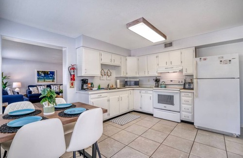 Ilexhurst Apartment | 1 Block WALK on QUIET street to beach/food/fun