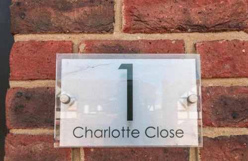 Poole House | 1 Charlotte Close