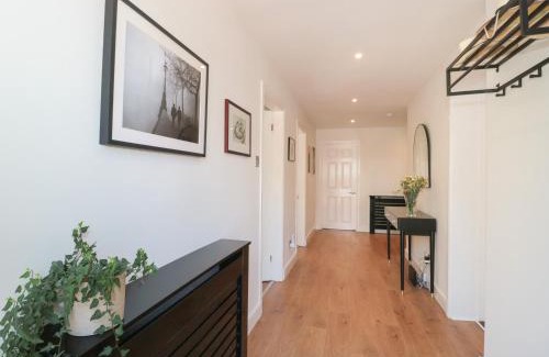 Poole House | 1 Charlotte Close