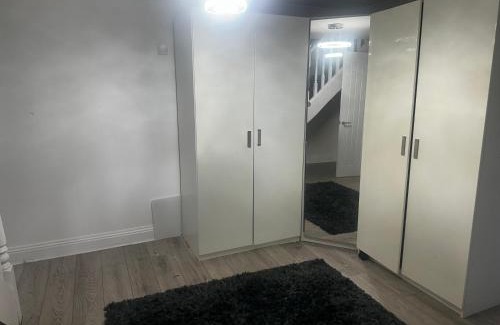 Basildon House | 1 Double Bedroom Luxury Space with Living Room, Bathroom and Kitchen