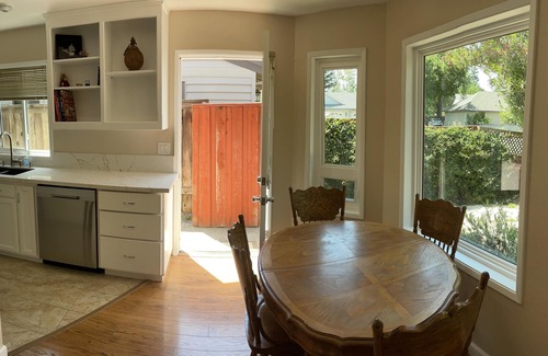 Davis House | # 1 in Davis - for you and your pet!