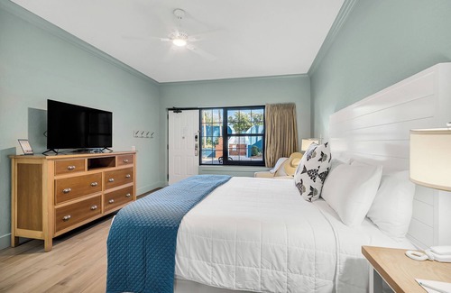 Crystal Beach Hotel | 1 King Bed at Open Air Beachside Hotel