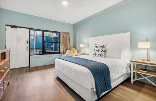 Crystal Beach Hotel | 1 King Bed at Open Air Beachside Hotel