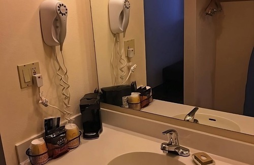 Kellogg Apartment | 1 King Bed with Recliner at FairBridge Inn & Suites Kellogg